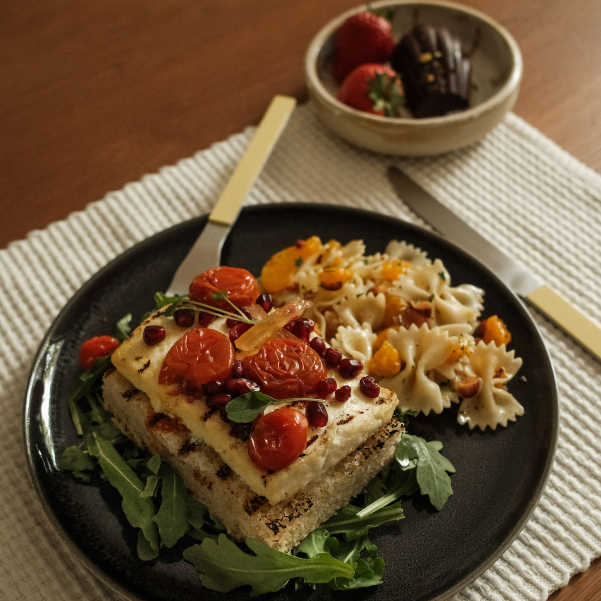 Coffret gourmand sandwich ouvert sur focaccia au halloumi grillé