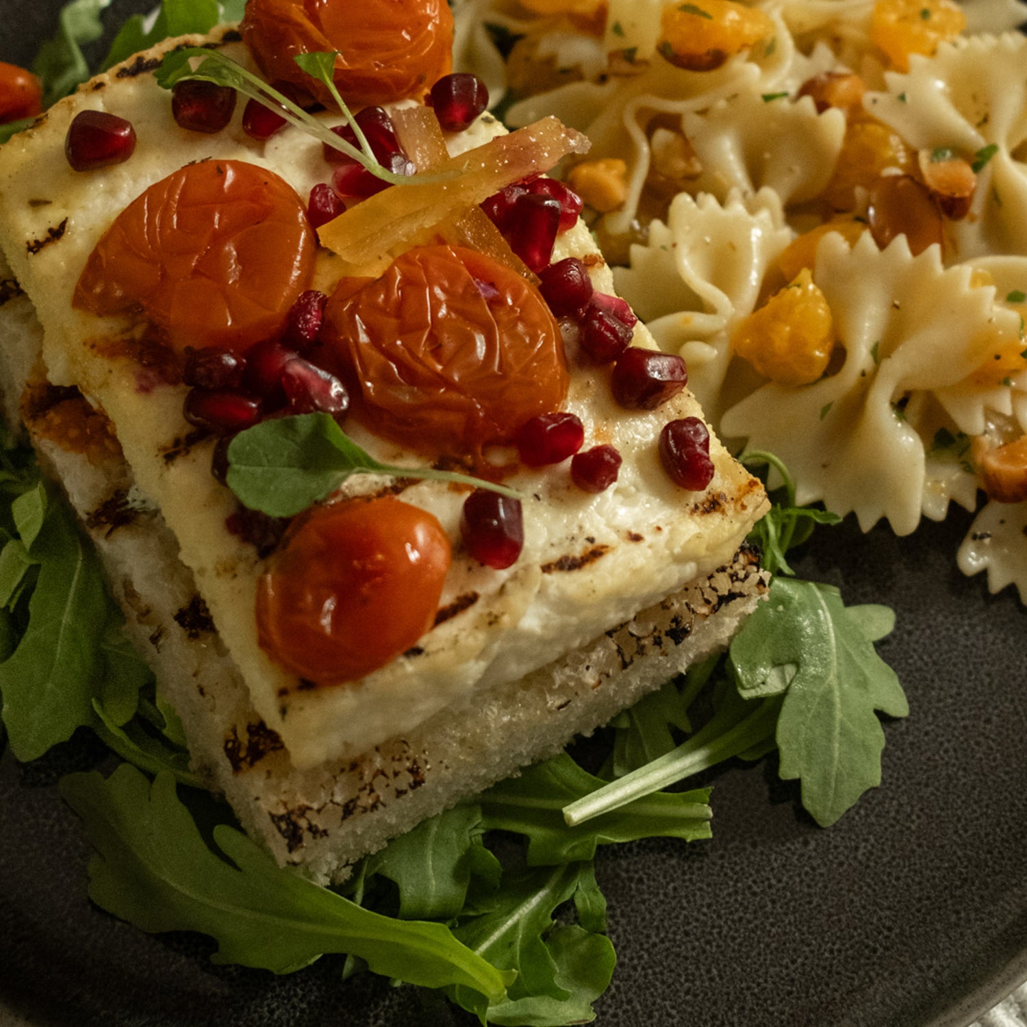 Coffret gourmand sandwich ouvert sur focaccia au halloumi grillé