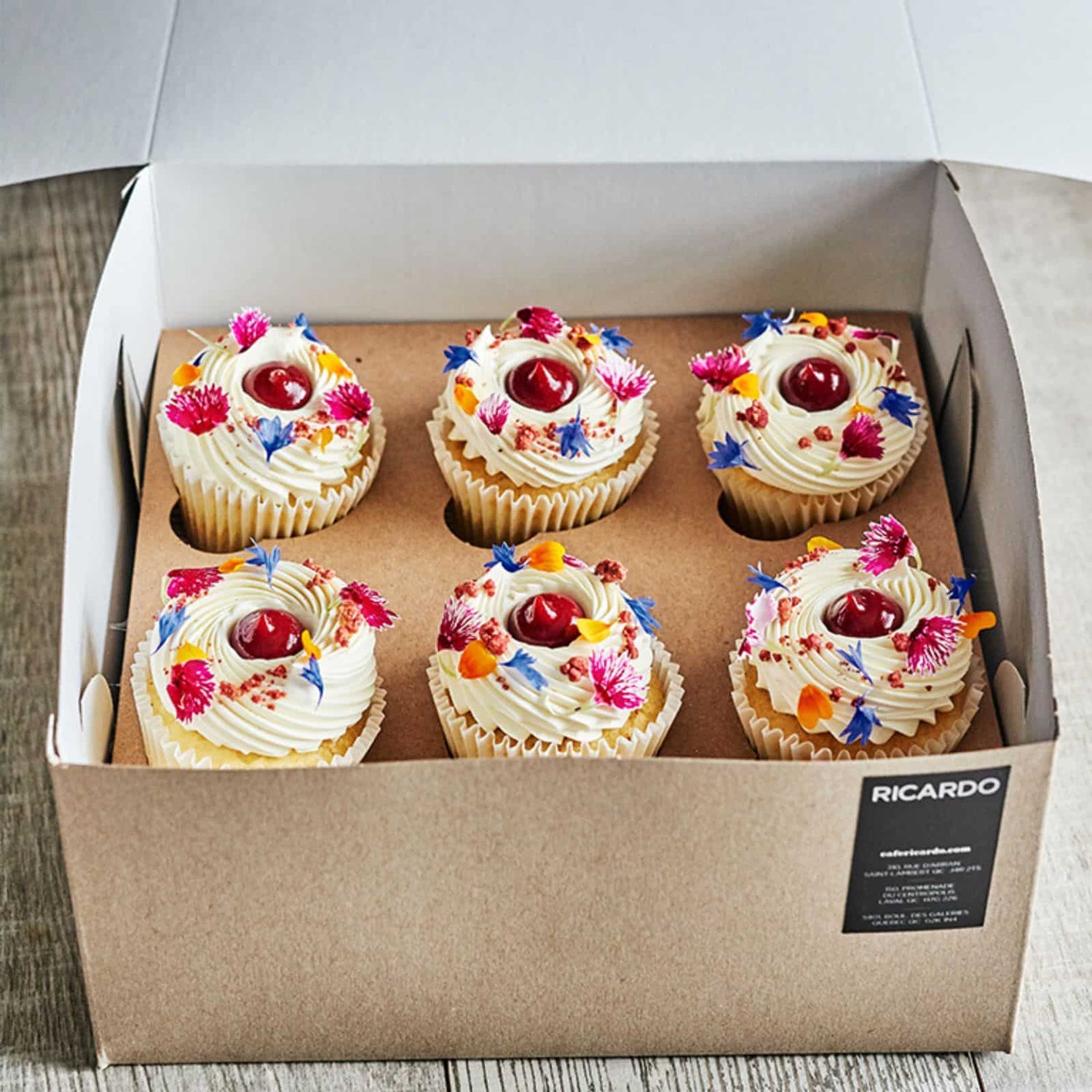 Cupcakes à la vanille et aux framboises - boîte de 6-AvecPlaisirs Chefs Traiteurs