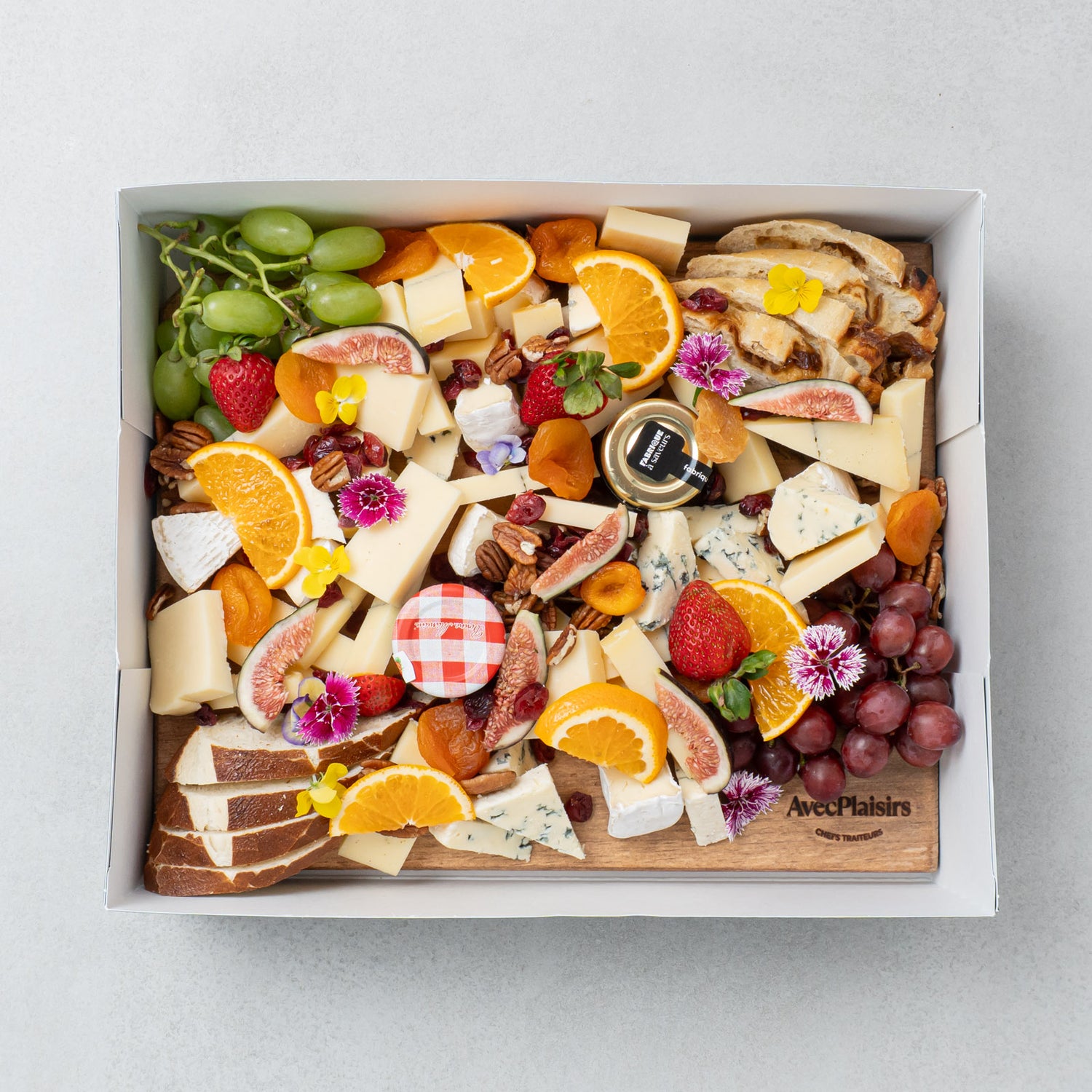 Planche exécutive de fromages fins et assortiments de pain