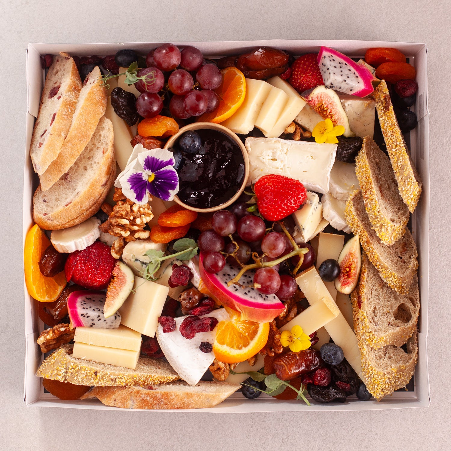 Grand plateau exécutif de fromages fins et assortiments de pain