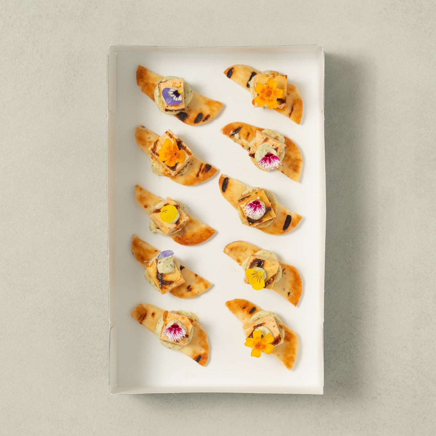 Coffret bouchées - Tofu mariné sur naan grillé-Traiteur Avec Plaisirs