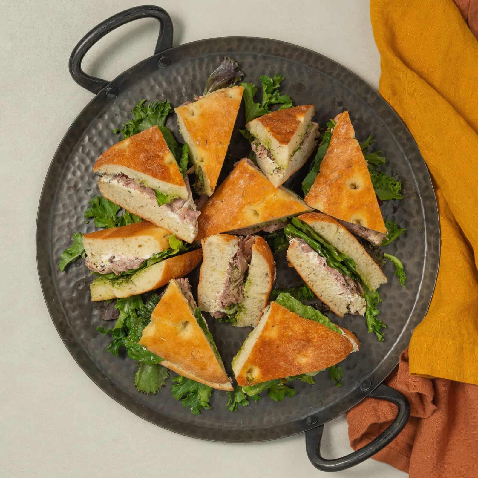 Plateau Sandwichs bœuf, ricotta et chimichurri-AvecPlaisirs Chefs Traiteurs