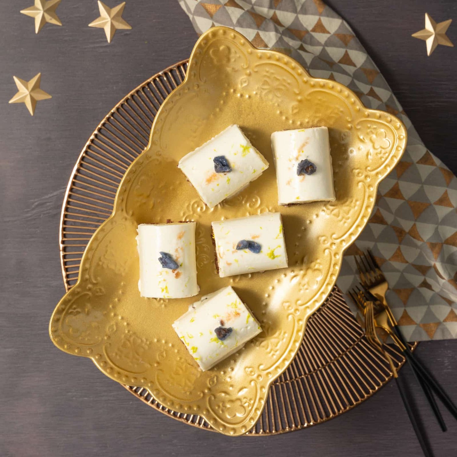 Coffret desserts des Fêtes - Bûchette citron, verveine et praliné au chocolat-AvecPlaisirs Chefs Traiteurs