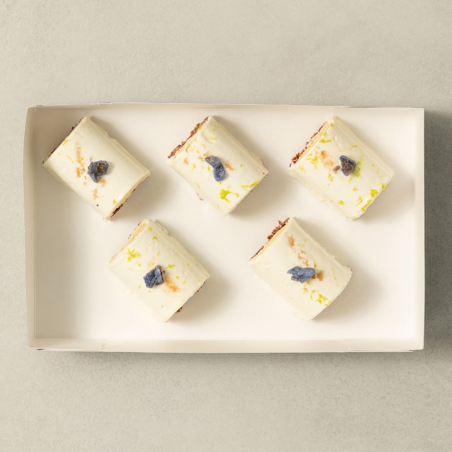 Coffret desserts des Fêtes - Bûchette citron, verveine et praliné au chocolat-AvecPlaisirs Chefs Traiteurs