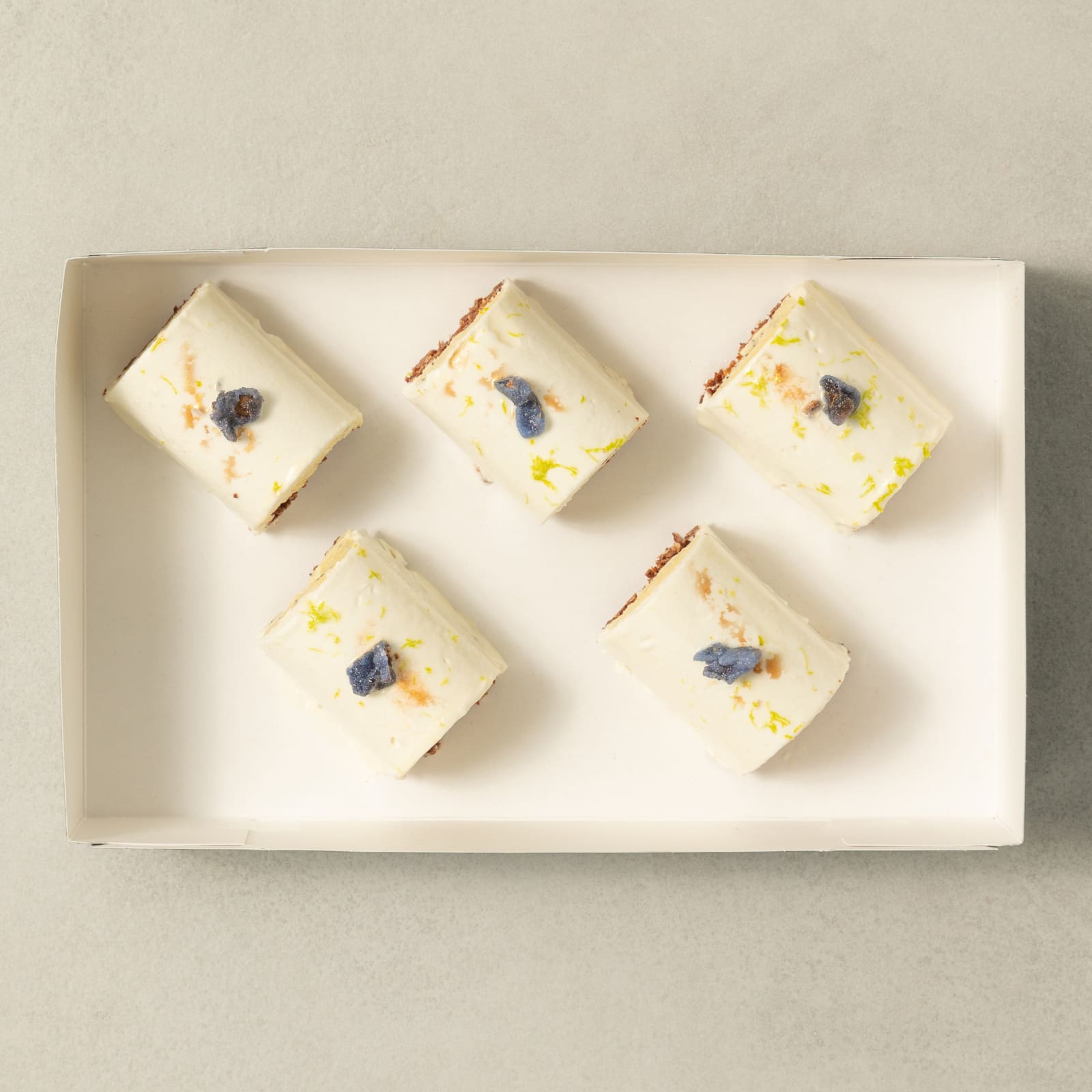 Coffret desserts des Fêtes - Bûchette citron, verveine et praliné au chocolat-AvecPlaisirs Chefs Traiteurs