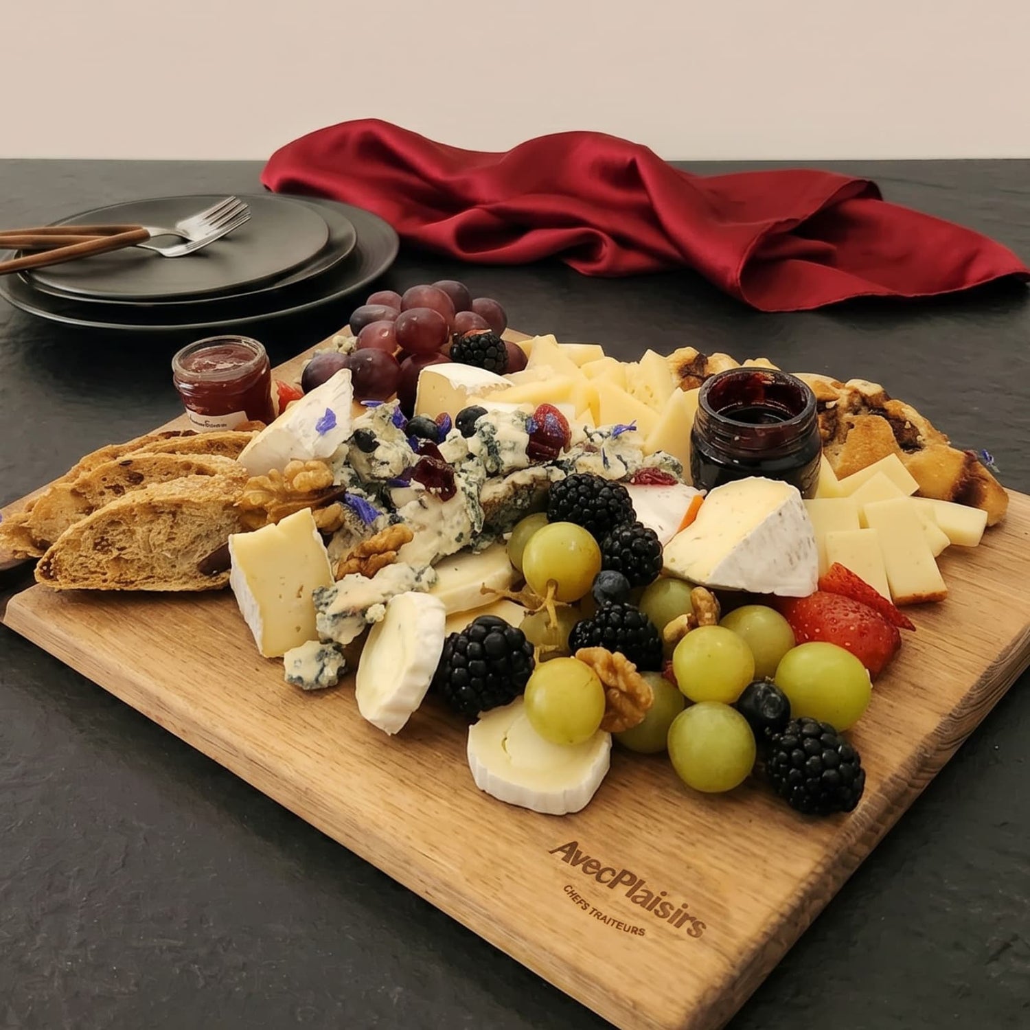 Planche exécutive de fromages fins et assortiments de pain