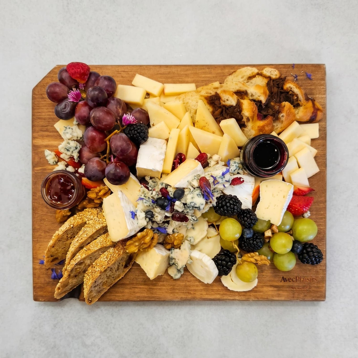 Planche exécutive de fromages fins et assortiments de pain