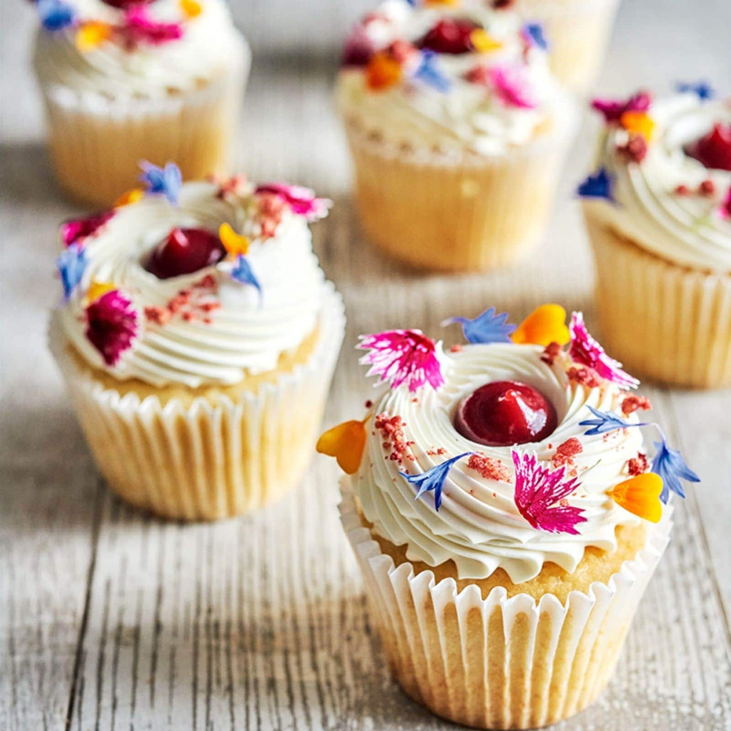 Cupcakes à la vanille et aux framboises - boîte de 12-AvecPlaisirs Chefs Traiteurs