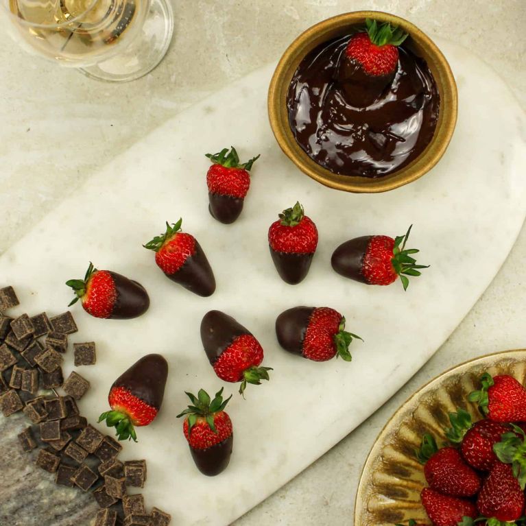 Plateau de fraises trempées dans le chocolat