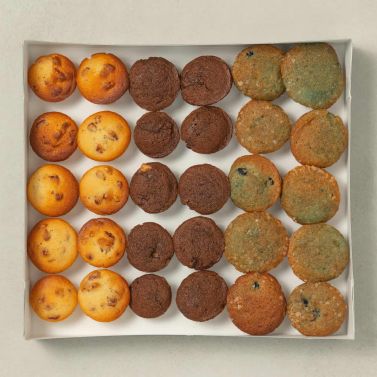 Grand plateau de mini muffins maison